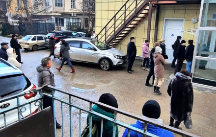 В Севастополе пациенты вынуждены стоять в очереди в поликлиникуна улице