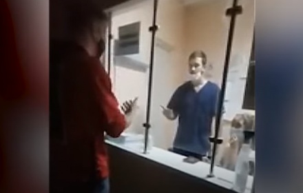 «Раздевайся до трусов, маску снимай!»: странный врач больницы в Кадуе попал на видео