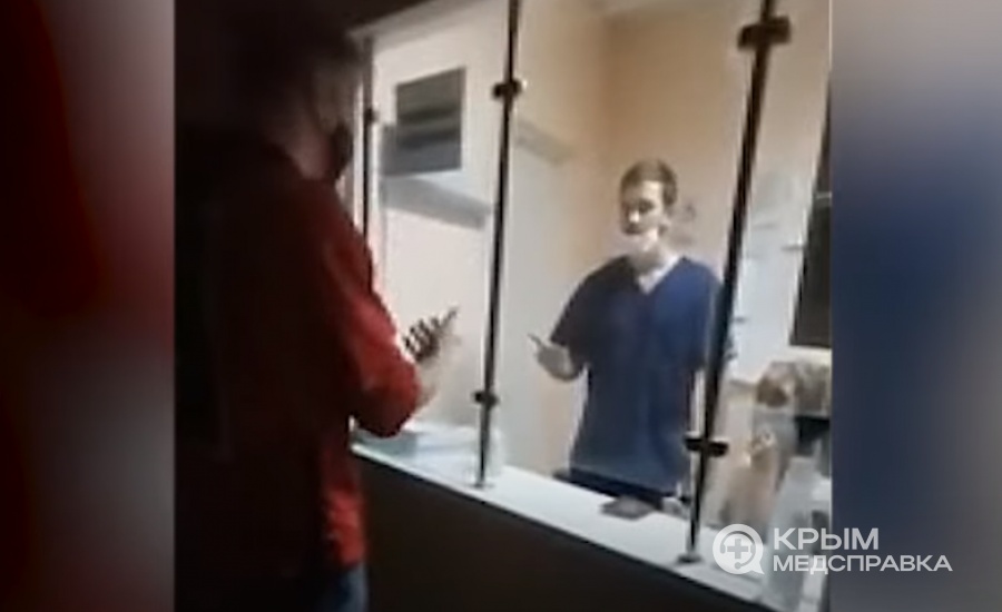 «Раздевайся до трусов, маску снимай!»: странный врач больницы в Кадуе попал на видео