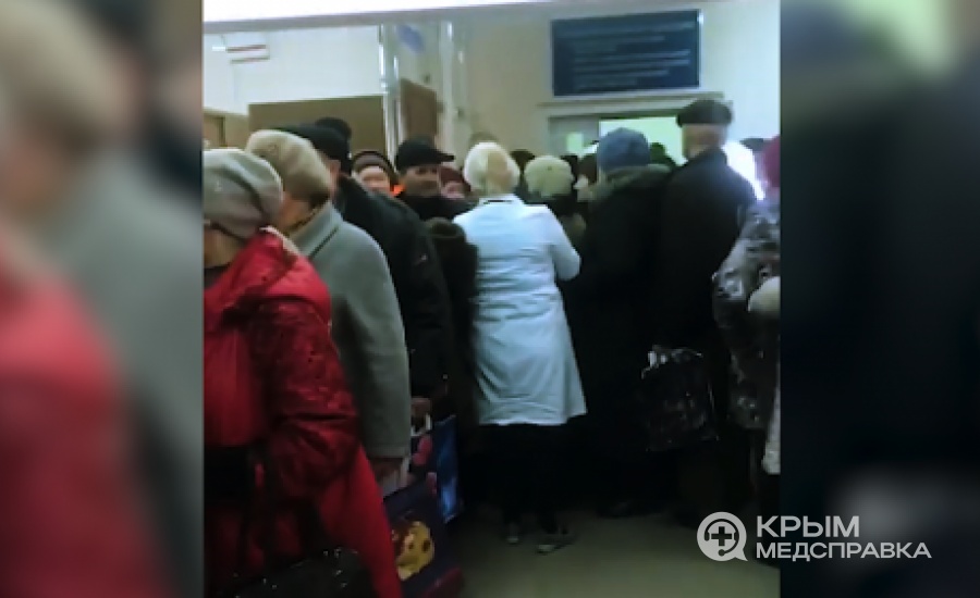 В одной из ЦРБ Ставропольского края пациенты занимают очередь к врачам с ночи