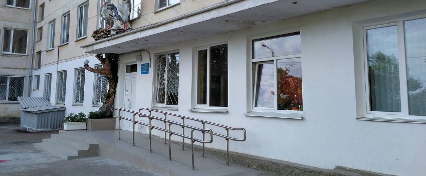 Здание родильного дома №1 в Севастополе - вход